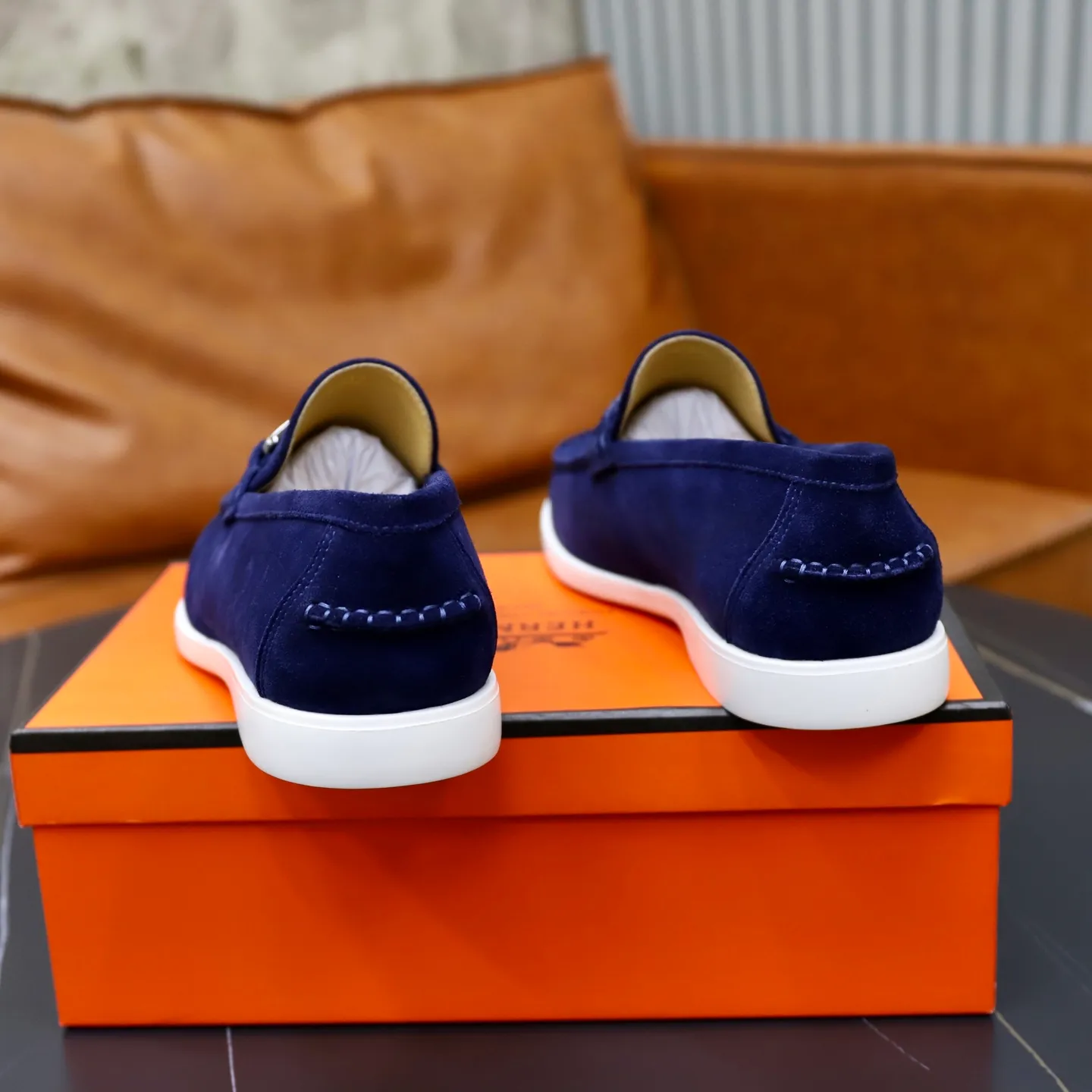 Ex-factory price: 540💰Hermès/Hermès slip-on men's shoes. This shoe is made of imported cow suede leather, with simple and smooth lines, and a 3CM rubber foam ultra-light sole combined with aerodynamic design! Youthful and fashionable, H button decoration, contrasting leather embellishment on the heel, calf lining to gently wrap your feet, with embossed logo cowhide feet, leather rock strips, casual and urban style, highlighting youthful vitality, sports and leisure version, super versatile Size number: 38-39-40-41-42-43-44 Standard leather shoe size (45 can be customized but does not support returns)